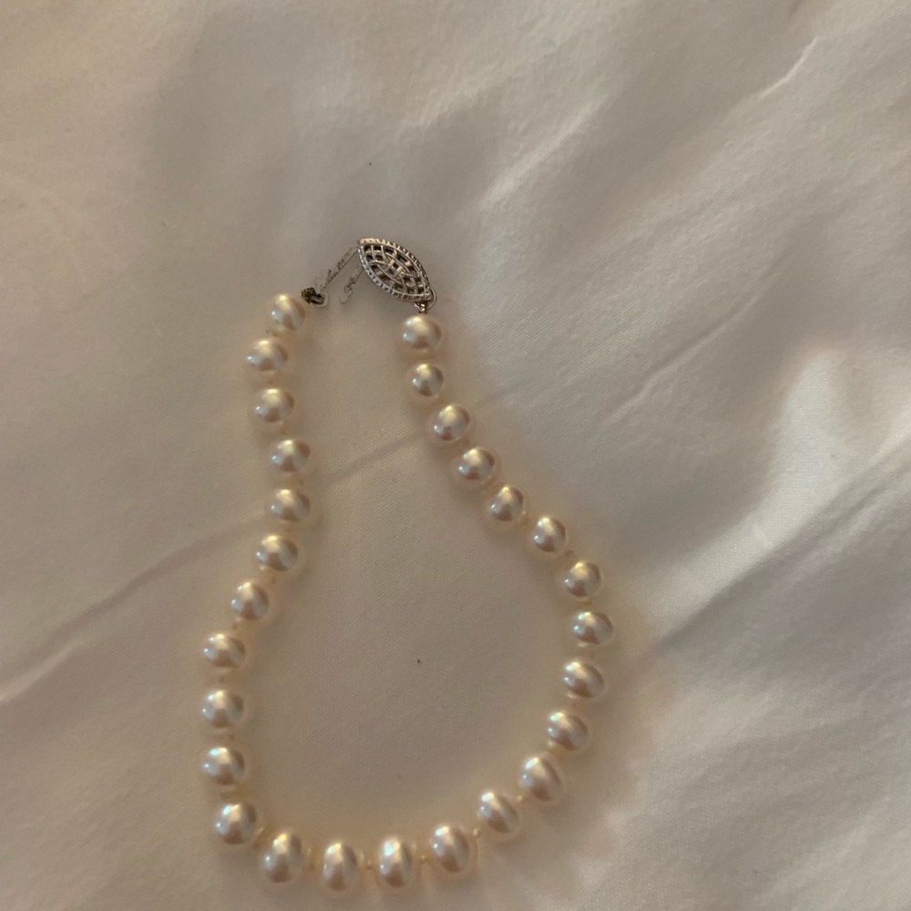 Pearl bracelet and earrings